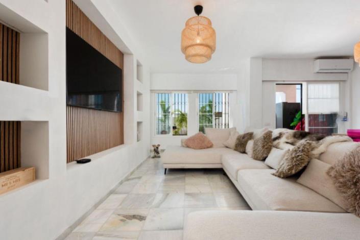 Image No.2-4 Bed Villa for sale