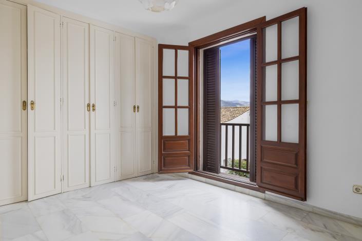 Image No.14-2 Bed Townhouse for sale