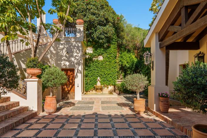 Image No.30-6 Bed Villa for sale