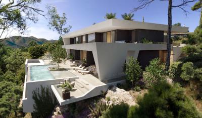 Villa-AKASIA-Monte-Mayor--Benahavis---FACADE-AND-POOL-FROM-SIDE