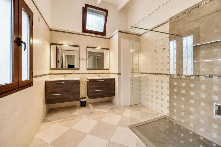 Image No.12-2 Bed Villa / Detached for sale