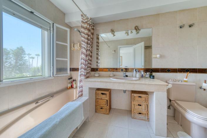 Image No.20-3 Bed Apartment for sale