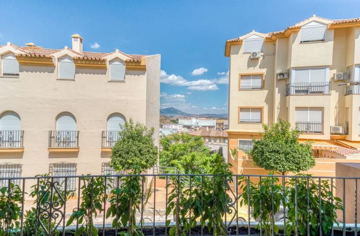 Image No.12-4 Bed Townhouse for sale