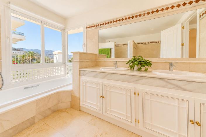 Image No.23-3 Bed Apartment for sale