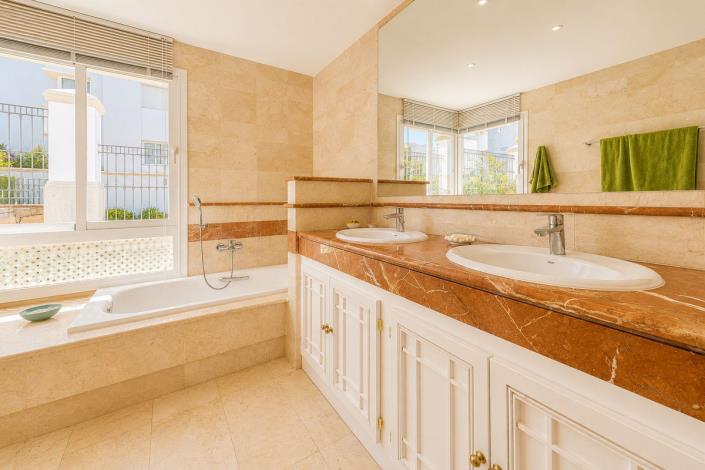Image No.25-3 Bed Apartment for sale