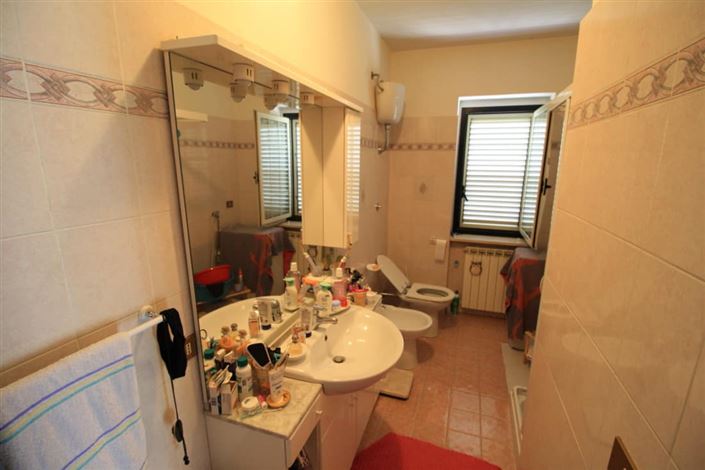 Image No.8-5 Bed House for sale