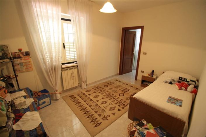 Image No.9-5 Bed House for sale