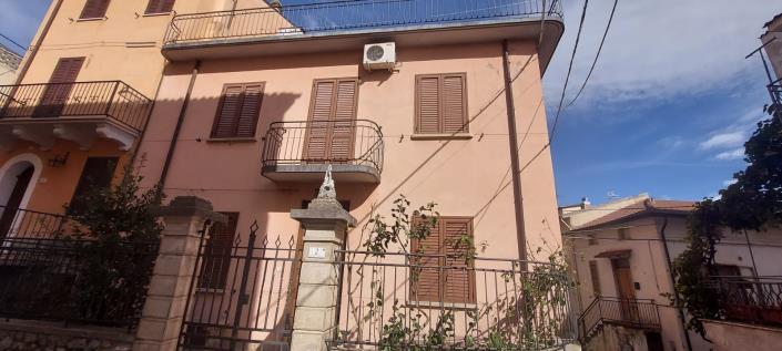 Image No.25-3 Bed Townhouse for sale