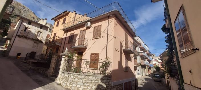 Image No.28-3 Bed Townhouse for sale