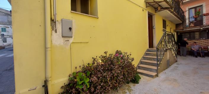 Image No.1-2 Bed House for sale
