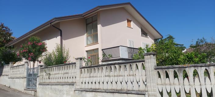 Image No.1-3 Bed Villa / Detached for sale