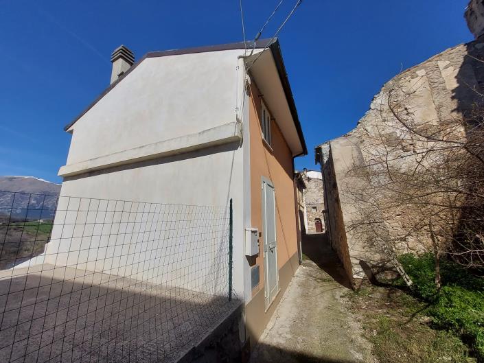 Image No.8-2 Bed Townhouse for sale