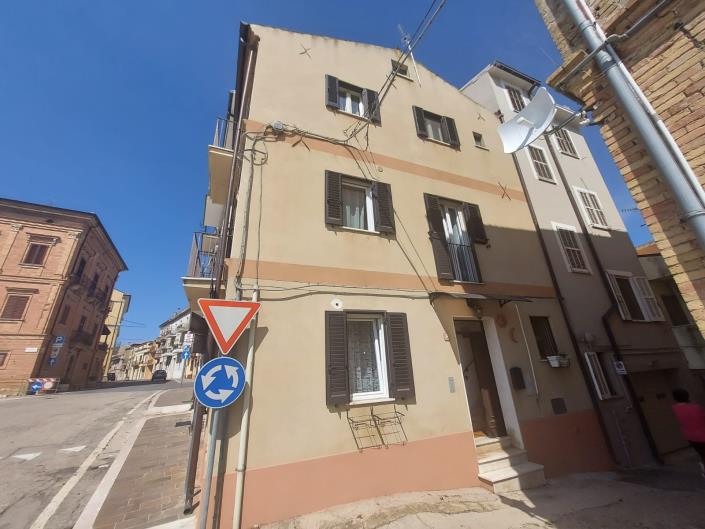 Image No.9-2 Bed Townhouse for sale