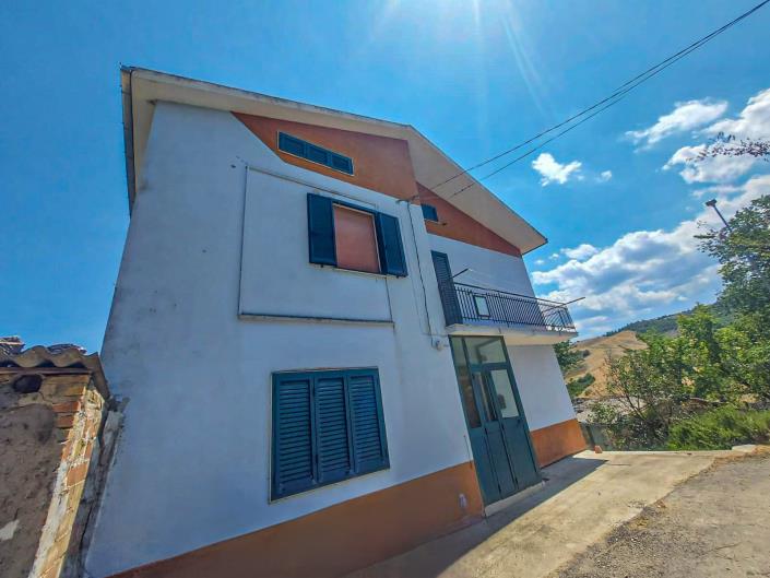 Image No.8-3 Bed House for sale