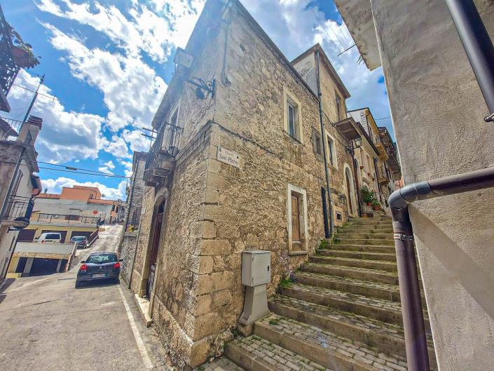 Image No.16-2 Bed Townhouse for sale