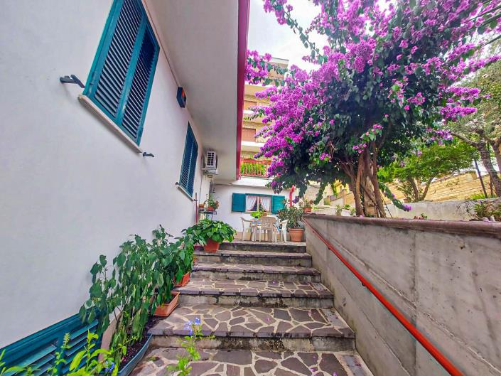 Image No.38-2 Bed Villa / Detached for sale