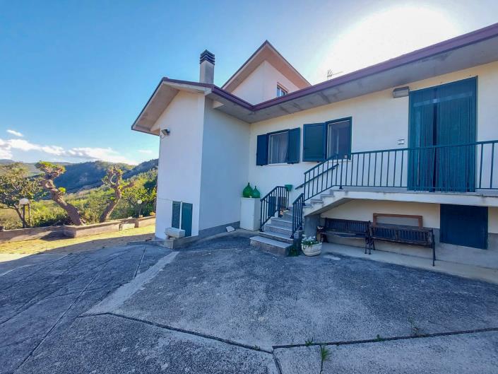 Image No.26-4 Bed Village House for sale