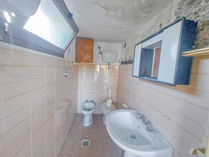 Image No.14-2 Bed Semi-Detached for sale