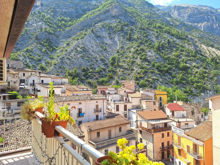 Image No.10-5 Bed Property for sale