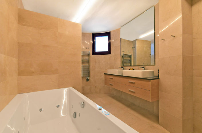 Image No.19-7 Bed House for sale