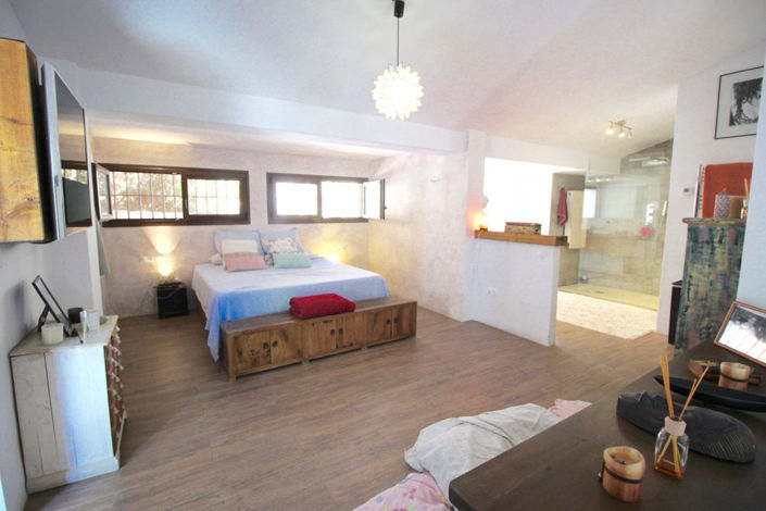 Image No.11-3 Bed House for sale