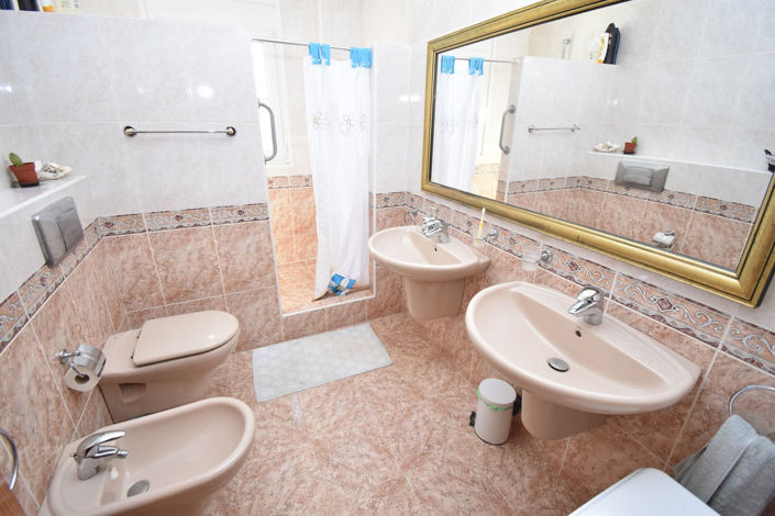 Image No.17-4 Bed House for sale