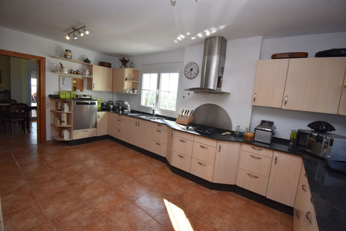 Image No.8-4 Bed House for sale