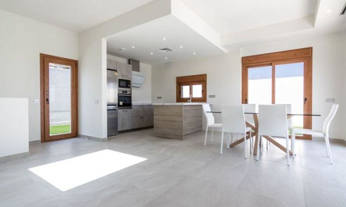 Image No.18-3 Bed House for sale