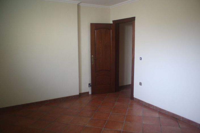 Image No.8-2 Bed House for sale