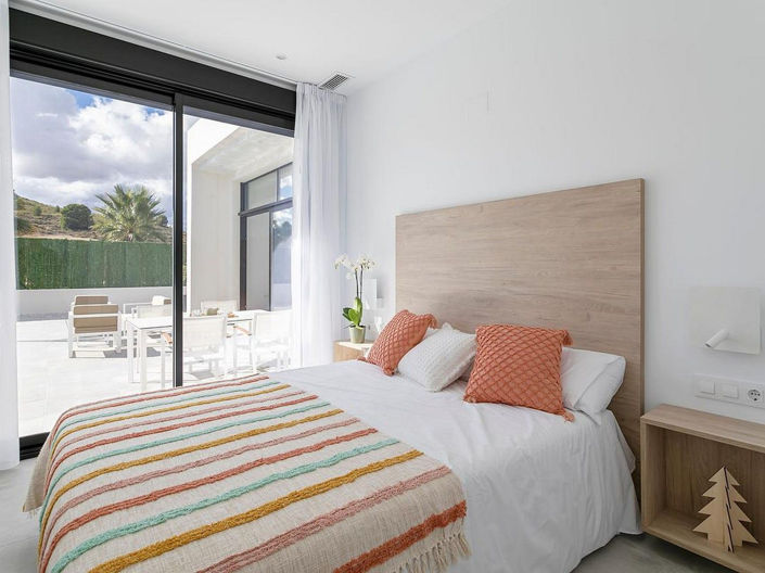 Image No.10-3 Bed House for sale