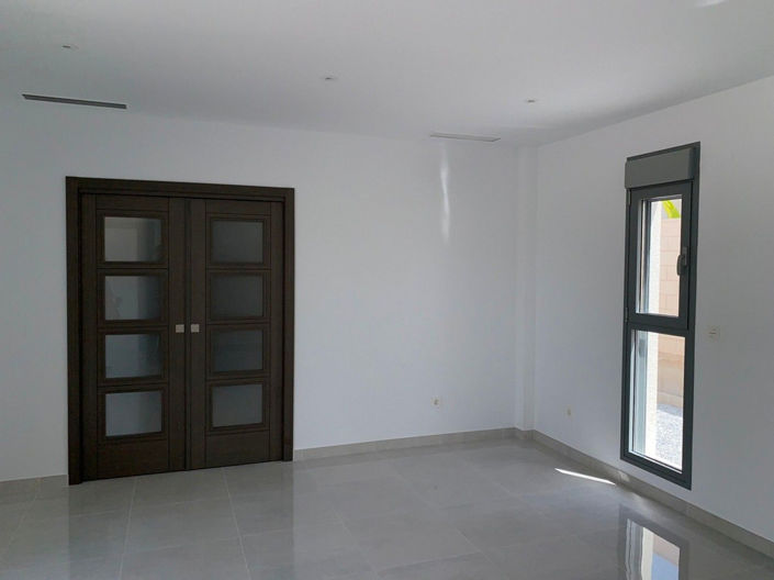 Image No.2-Villa de 4 chambres à vendre à Alicante City
