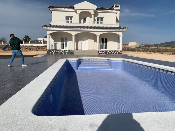 Image No.1-4 Bed House for sale