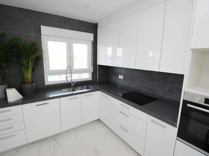 Image No.18-4 Bed House for sale