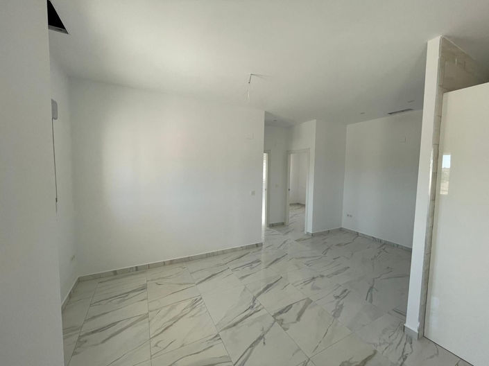 Image No.18-6 Bed House for sale