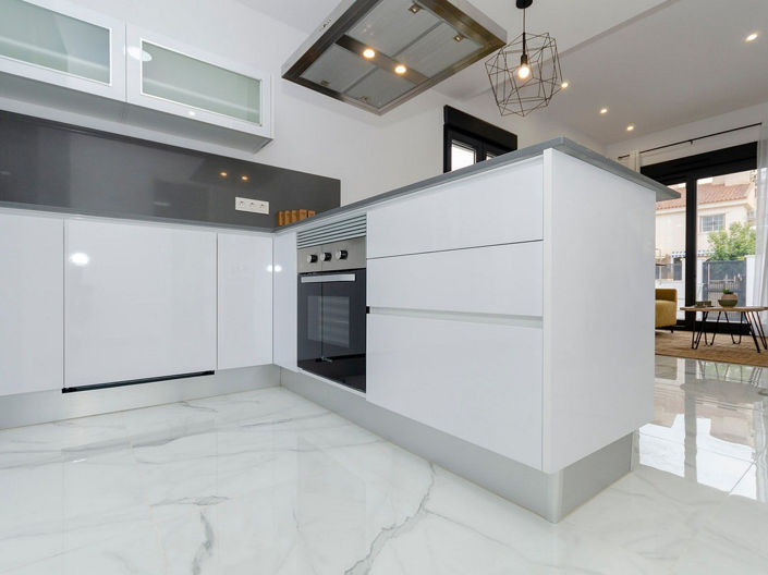 Image No.11-3 Bed House for sale