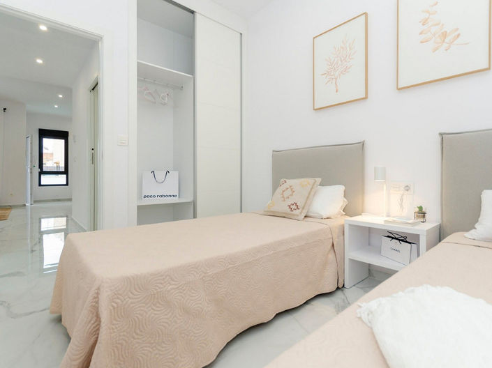 Image No.21-3 Bed House for sale