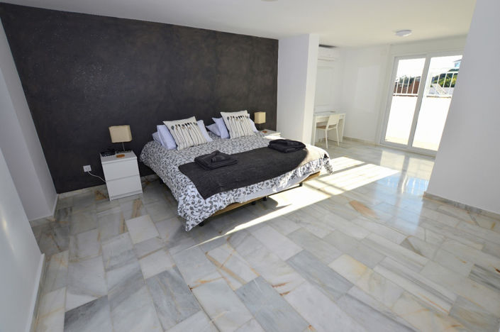 Image No.26-6 Bed House for sale