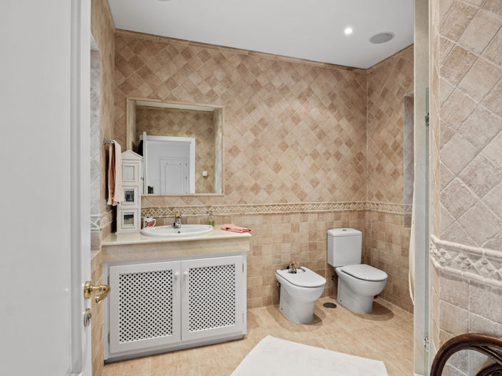 Image No.8-4 Bed House for sale