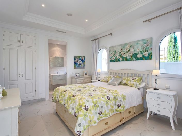 Image No.11-8 Bed Villa for sale