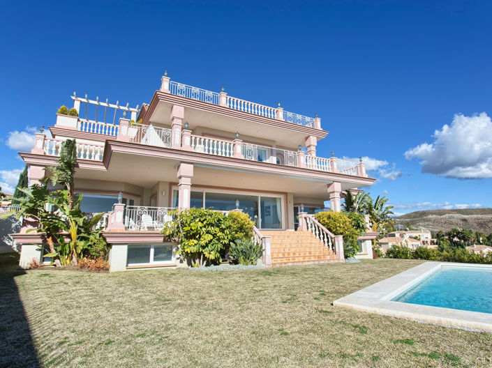 Image No.2-8 Bed House for sale