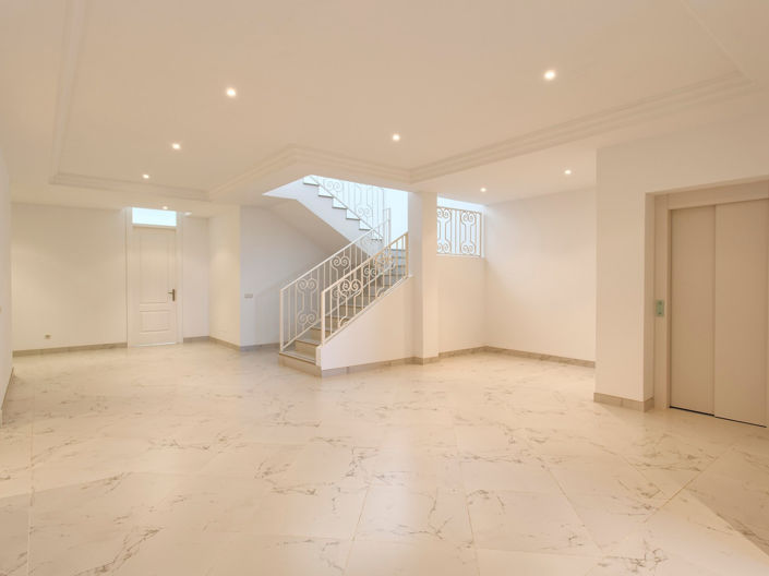 Image No.36-8 Bed House for sale