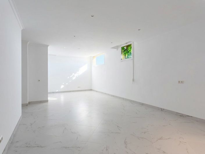 Image No.38-8 Bed Villa for sale