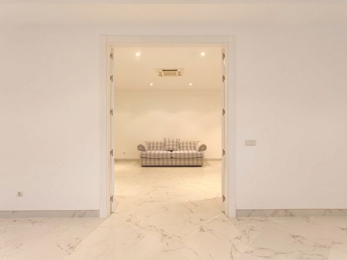 Image No.40-8 Bed Villa for sale