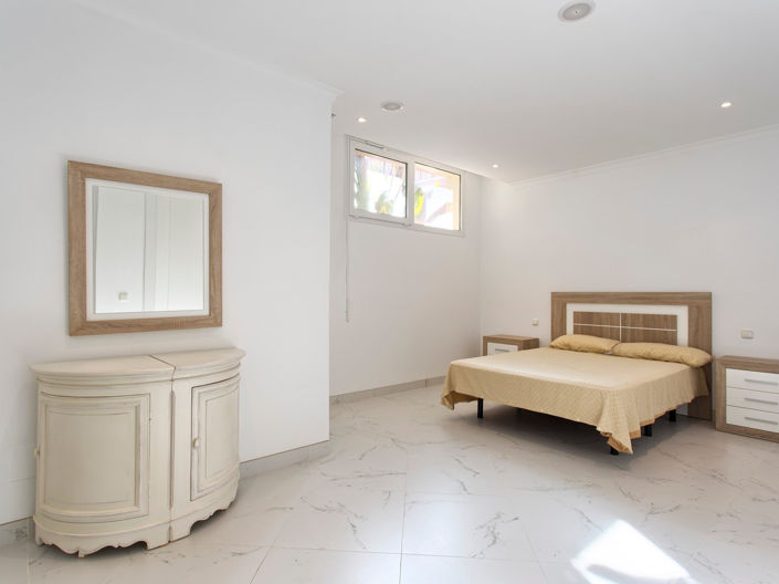 Image No.42-8 Bed House for sale