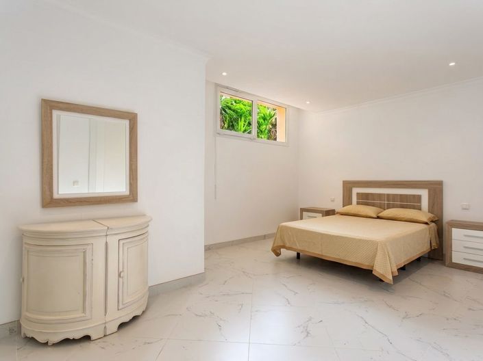 Image No.42-8 Bed Villa for sale