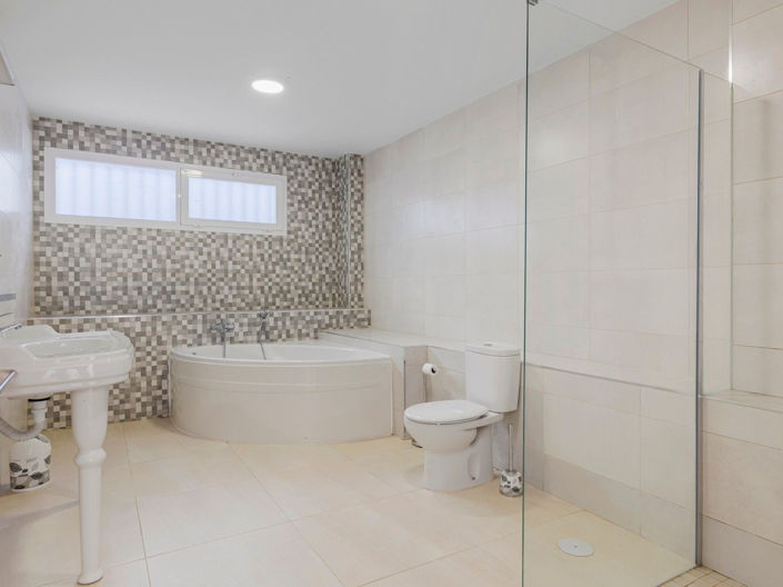 Image No.6-4 Bed House for sale