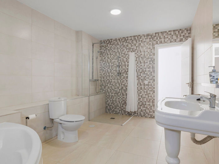 Image No.7-4 Bed House for sale