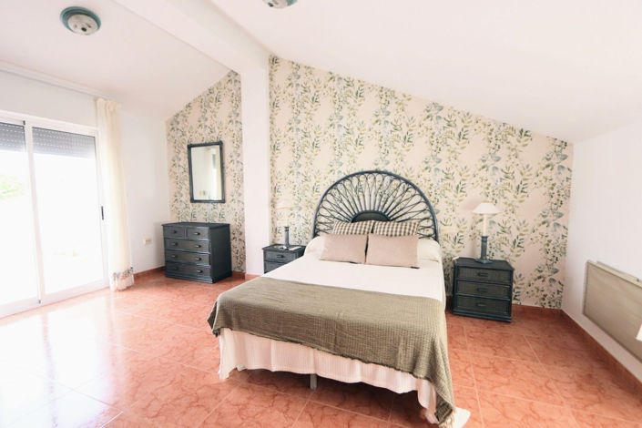 Image No.18-4 Bed House for sale