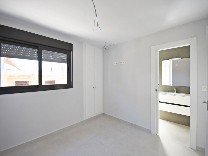 Image No.13-3 Bed House for sale