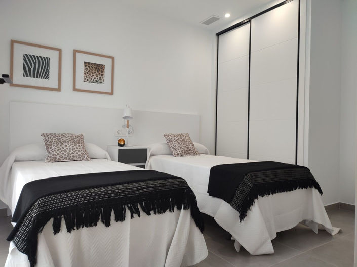 Image No.7-3 Bed House for sale
